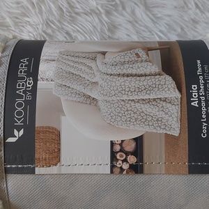 Alaia cozy Leopard Sherpa Throw